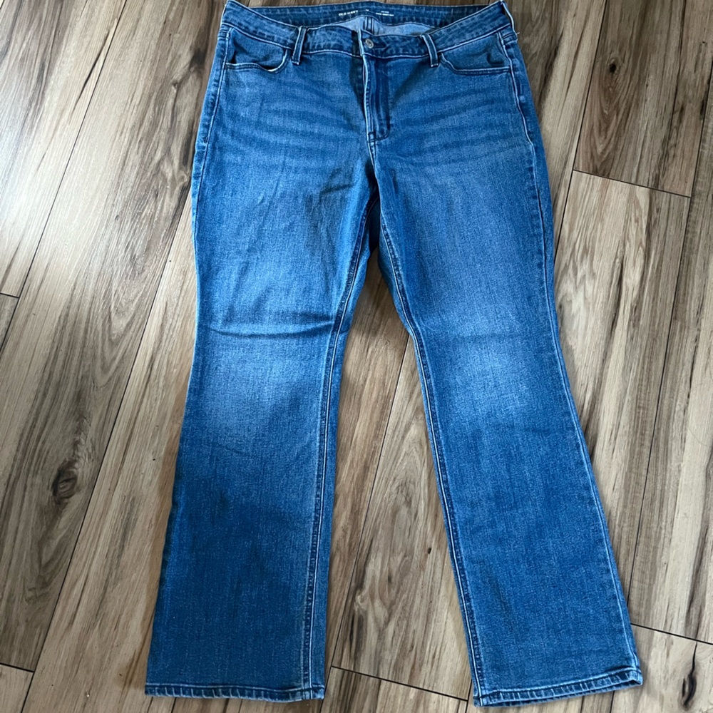 LIKE NEW! Old Navy Women's Flare mid rise Jeans.